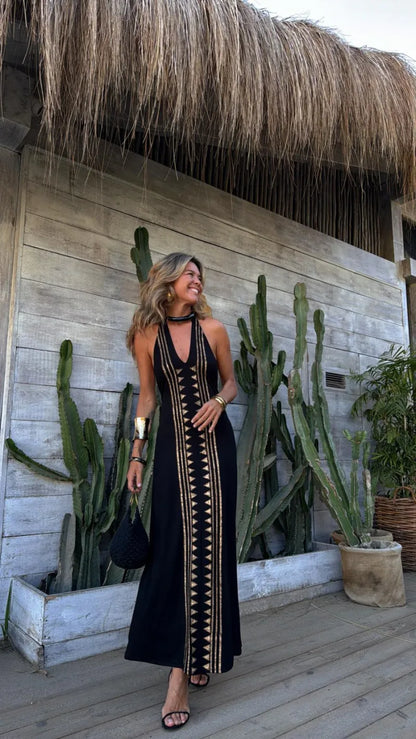 DULCE- Vestido Largo Halter con Espalda Descubierta y Estampado Dorado