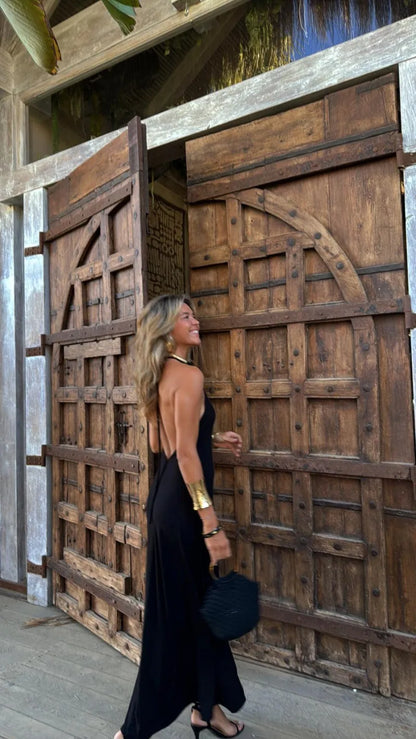 DULCE- Vestido Largo Halter con Espalda Descubierta y Estampado Dorado