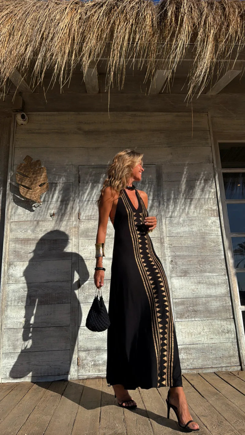 DULCE- Vestido Largo Halter con Espalda Descubierta y Estampado Dorado